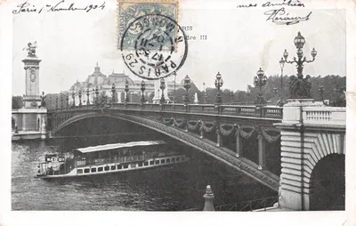 Pont Alexandre-III — vue de la Seine avec bateau à passagers — éditeur non visible