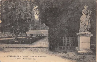 Versailles - Le Parc - Allée des Marmoussets — statue de musicienne sur piédestal, éditeur MOREAU