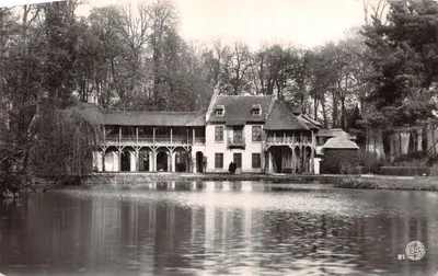 Versailles — La Maison de la Reine. Petit Trianon et le Lac — Éditions du Globe, Paris, n°21