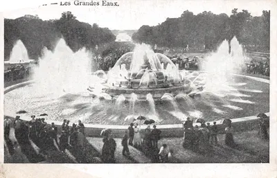 Les Grandes Eaux — Fontaine monumentale dans un parc — Éditeur non visible