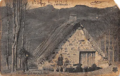 Habitation dans la Montagne — maison en pierre à toit de chaume, avec berger et moutons — éditeur L'Auvergne, n° 77