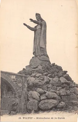 VOLVIC — Notre-Dame de la Garde — statue surmontée d'un piédestal en pierres, éditeur Idéal, n°19