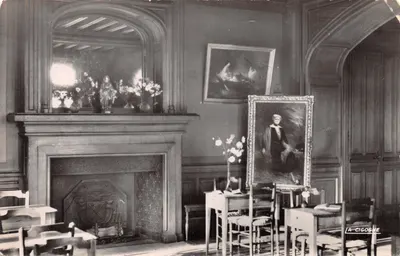 Hall du Prévôté de Chassignol — intérieur avec cheminée et portraits — éditeur La Cigogne