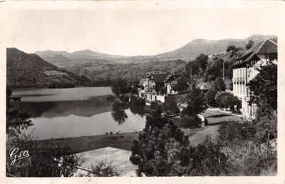 Le lac Chambon — vue panoramique avec édifice au bord du lac — éditeur CIPOTRICE