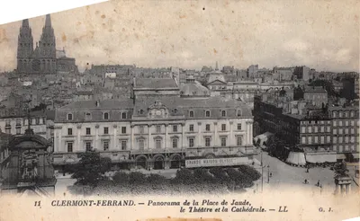 Clermont-Ferrand — Panorama de la Place de Jaude, le Théâtre et la Cathédrale — LL