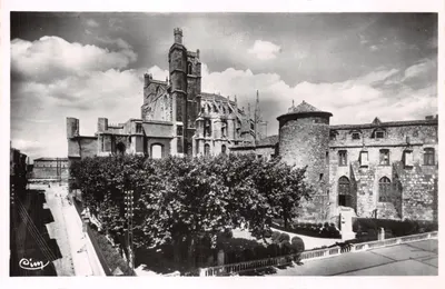 NARBONNE (Aude) — La Cathédrale et le Jardin du Musée — PHOTO COMBIBIER MACON