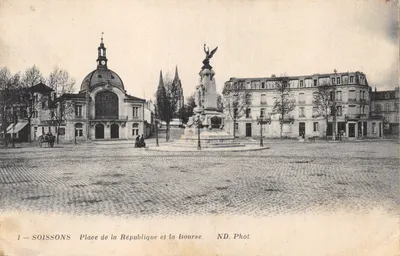 Soissons — Place de la République et la Bourse — ND. Phot