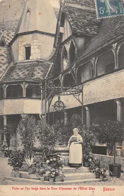 Puits en Fer forgé dans la Cour d'honneur de l'Hôtel Dieu — Beaune