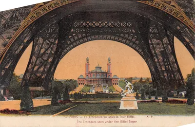 Paris — Le Trocadéro vu sous la Tour Eiffel — A.P