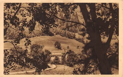 Les Florimontains, Col de Tamié (Savoie) — vue de la maison de repos Ste-Aleth, encadrée par des arbres