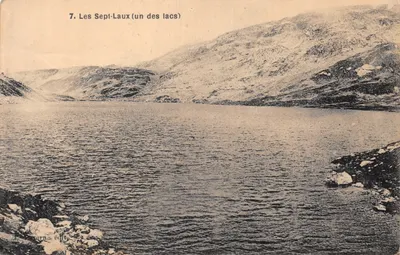 Les Sept-Laux (un des lacs) — lac entouré de montagnes enneigées — J. Sarno edit