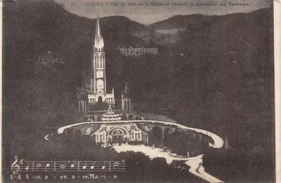 Lourdes — Vue de nuit de la Basilique pendant la procession aux flambeaux — Éditeur : Lourdes, n° 1-4