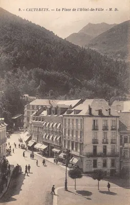 Cauterets — La Place de l'Hôtel-de-Ville — M. D