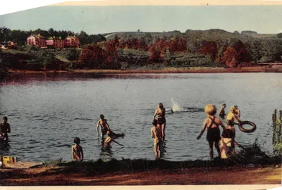 Enfants nageant dans un lac — vue de la Couronne — éditeur 'Camp de la Couronne' n° 33