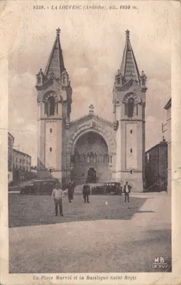 La Place Marrel et la Basilique Saint Régis — La Louvesc (Ardèche), alt. 1050 m. — Éditeur MB LE PUY, n° 9559