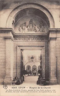 LYON — Hospice de la Charité — Porte d'entrée avec bas-relief « la Charité »