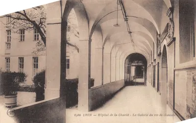 LYON — Hôpital de la Charité — La Galerie du rez-de-chaussée
