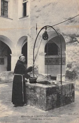 Monastère de CIMIEZ (Alpes-Maritimes) — Citerne dans le Cloître — ND. Phot. n°720