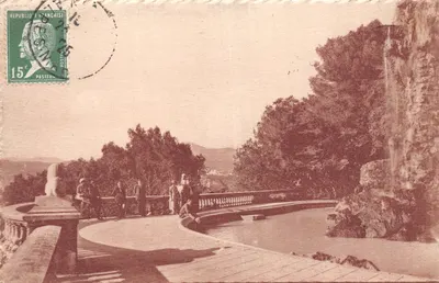 La Cascade du Château — vue panoramique depuis un balcon avec cascade à droite — Établissement Frédéric Langlier, Nice