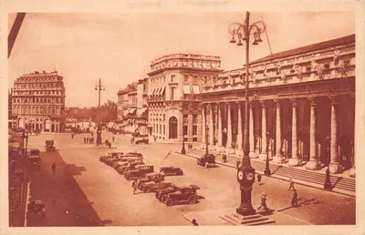 Place de la Comédie — vue de l'édifice avec colonnades et voitures d'époque — éditeur Lévy et Neurdein Réunis, Paris, imp. 44, rue Letellier