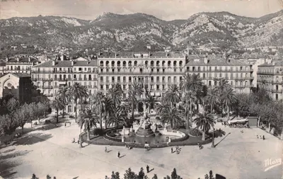 Place de la Liberté — vue panoramique avec fontaine et palais — Éditions MARY