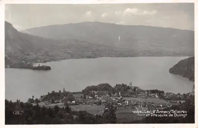 Lac d'Annecy et Presqu'île de Duingt — vue panoramique avec montagnes en arrière-plan — édition GIL