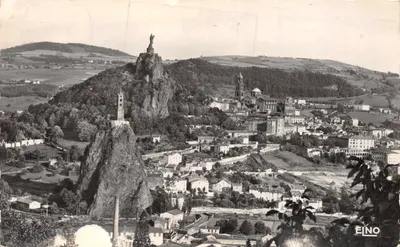 Le Puy-en-Velay — vue générale de la Haute-Ville dominée par le Rocher Corneille et la cathédrale Notre-Dame, avec la chapelle Saint-Michel — Édition Margerit-Bremond
