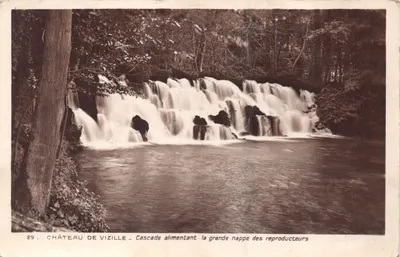 Château de Vizille — Cascade alimentant la grande nappe des reproducteurs — Édition des Monuments Historiques, Paris