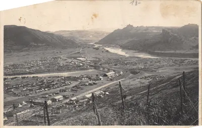 Vue de campement fluvial — pont et installations — éditeur PHOTO COULTONSON (imprimé sur le verso)