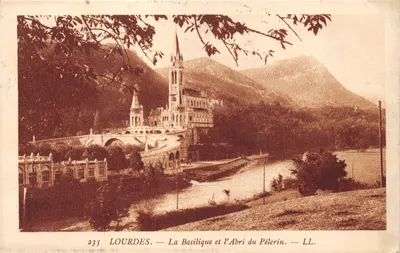 Lourdes — La Basilique et l'Abri du Pèlerin — LL. — n° 235