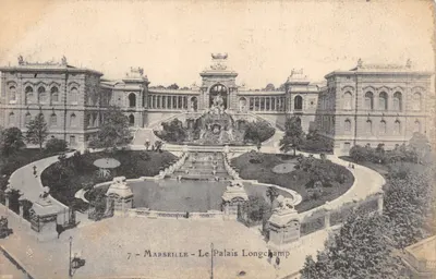 Marseille — Le Palais Longchamp — vue de la fontaine centrale et des bâtiments