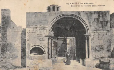 Arles - Les Aliscamps — Entrée de la chapelle Saint Honorat, éditeur Guenda phot. Marseille, n° 599