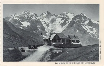 La Meije et le Chalet du Lautaret — vue alpine avec bâtiment et véhicules — Cliché Oddoux, Grenoble