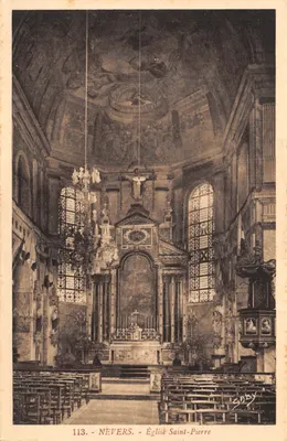 Nevers - Église Saint-Pierre — intérieur avec autel, chandeliers et vitraux