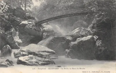 Le Bréda au Bout-du-Monde — cascade et pont métallique à Allevard — Cliché J. G. - Collection L. P., Grenoble