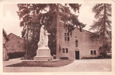 Statue de la Vierge à l'Enfant — monument religieux devant une maison — éditeur RIMY