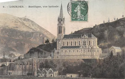 LOURDES — Basilique, vue latérale — Véron, phot