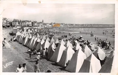 Les Sables-d'Olonne — plage animée avec rangées de tentes — Éditions JEHLY, n°508