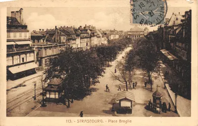 Strasbourg - Place Broglie — vue panoramique avec kiosques et bâtiments, éditeur BERGERET, n° 113
