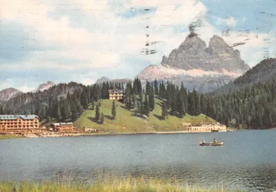 Lac de Misurina et Cimes Lavaredo — vue panoramique avec bâtiment et barque — RICORDI Officine Grafiche S.p.A. Milano