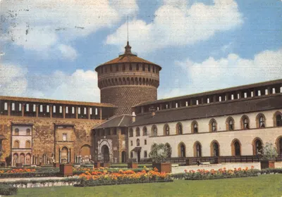 Castello Sforzesco — vue du cour intérieur avec la tour centrale — éditeur S.p.A. Milano