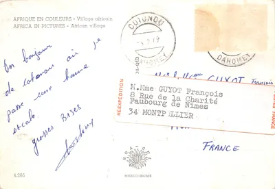 Village africain — scène de vie quotidienne avec huttes en chaume — éditeur HOA-OUT, n° 4.265 — पीछे
