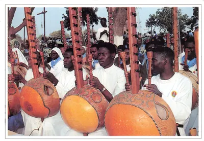 Koras et Balafons jouant — scène de festival à Dakar — éditeur Secretariat National de Catéchese, Sénégal, n° Ps 150