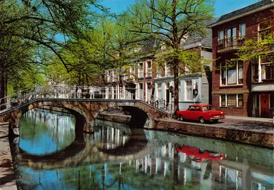 Delft — pont sur un canal avec voiture rouge — éditeur MUVA VALKENBURG (L.)