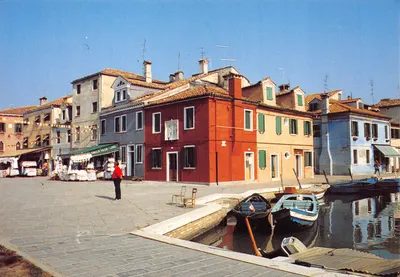 Burano (Venezia) — vue du marché et des maisons colorées au bord du canal — Storti Edizioni