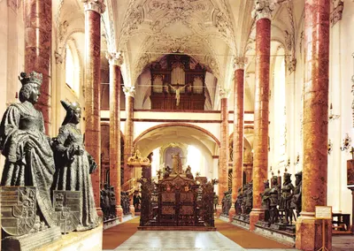 Intérieur de l'église de la Cour — vue du chœur et des statues — éditeur Tiroler Kunstverlag Chizzal