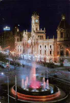 Plaza del Ayuntamiento illuminé — vue nocturne avec fontaine — Éditions JORMA, Valencia