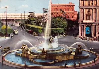 Piazza del Popolo — Fontaine de la place avec le théâtre de la ville en arrière-plan — éditeur 'da fotocolor Kodak Ektachrome' n°240