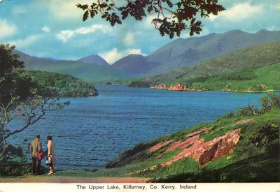 Le lac supérieur de Killarney — vue panoramique avec couple au premier plan — éditeur Cardall Ltd. n°240