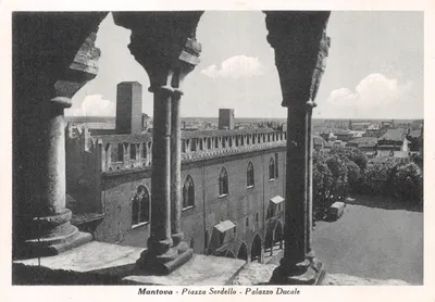 Mantova - Piazza Sordello - Palazzo Ducale — vue depuis un balcon à colonnes